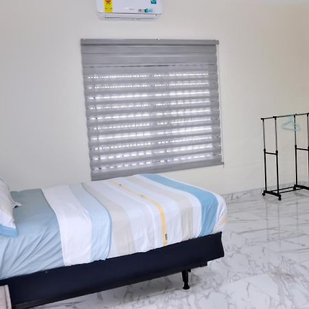 Hotel Queens Place Accra Esterno foto