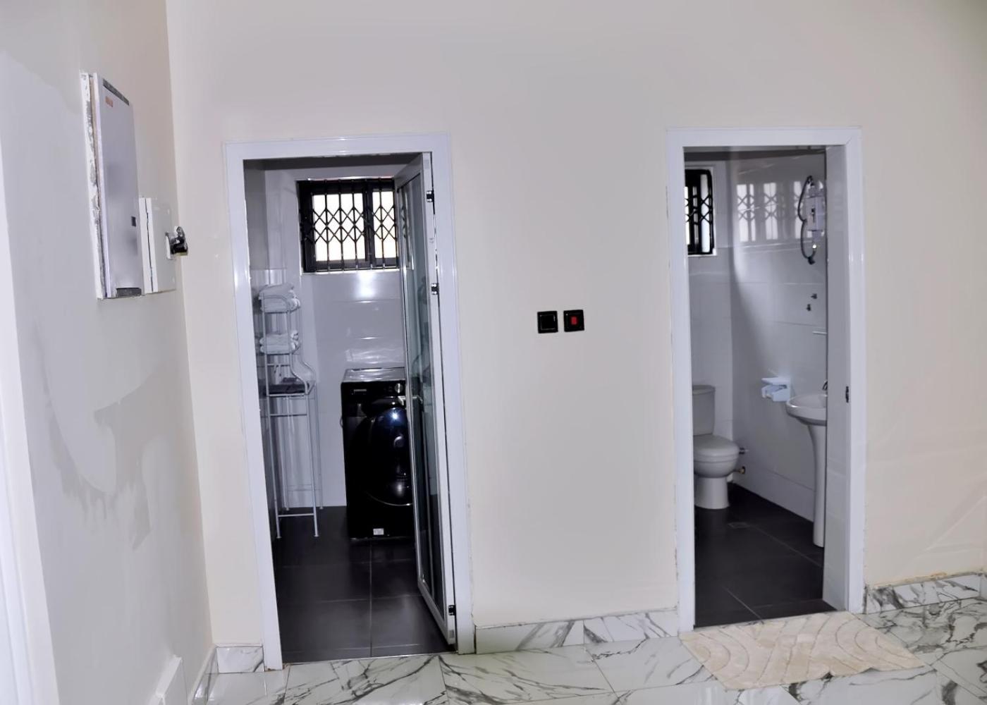 Hotel Queens Place Accra Esterno foto
