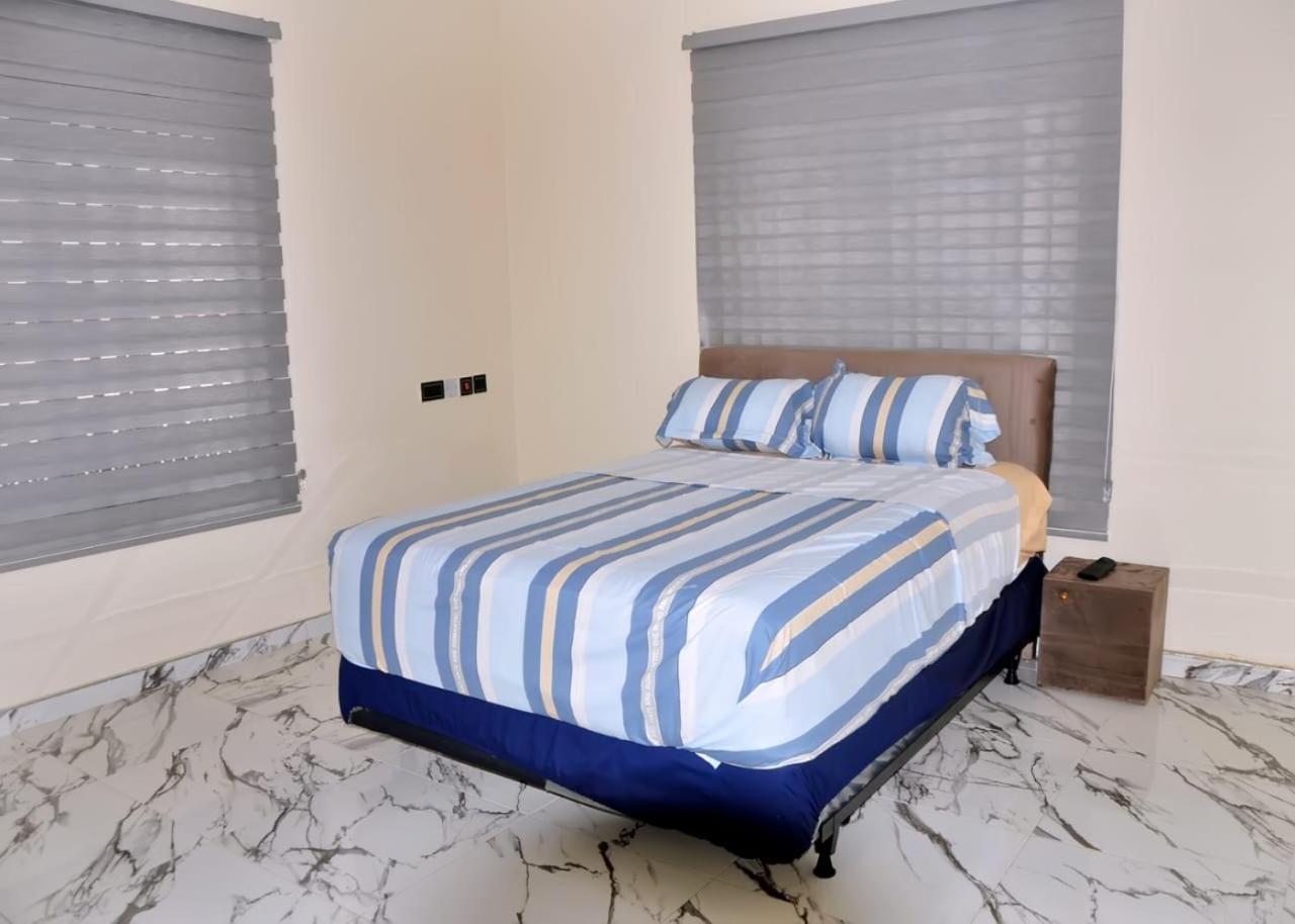 Hotel Queens Place Accra Esterno foto
