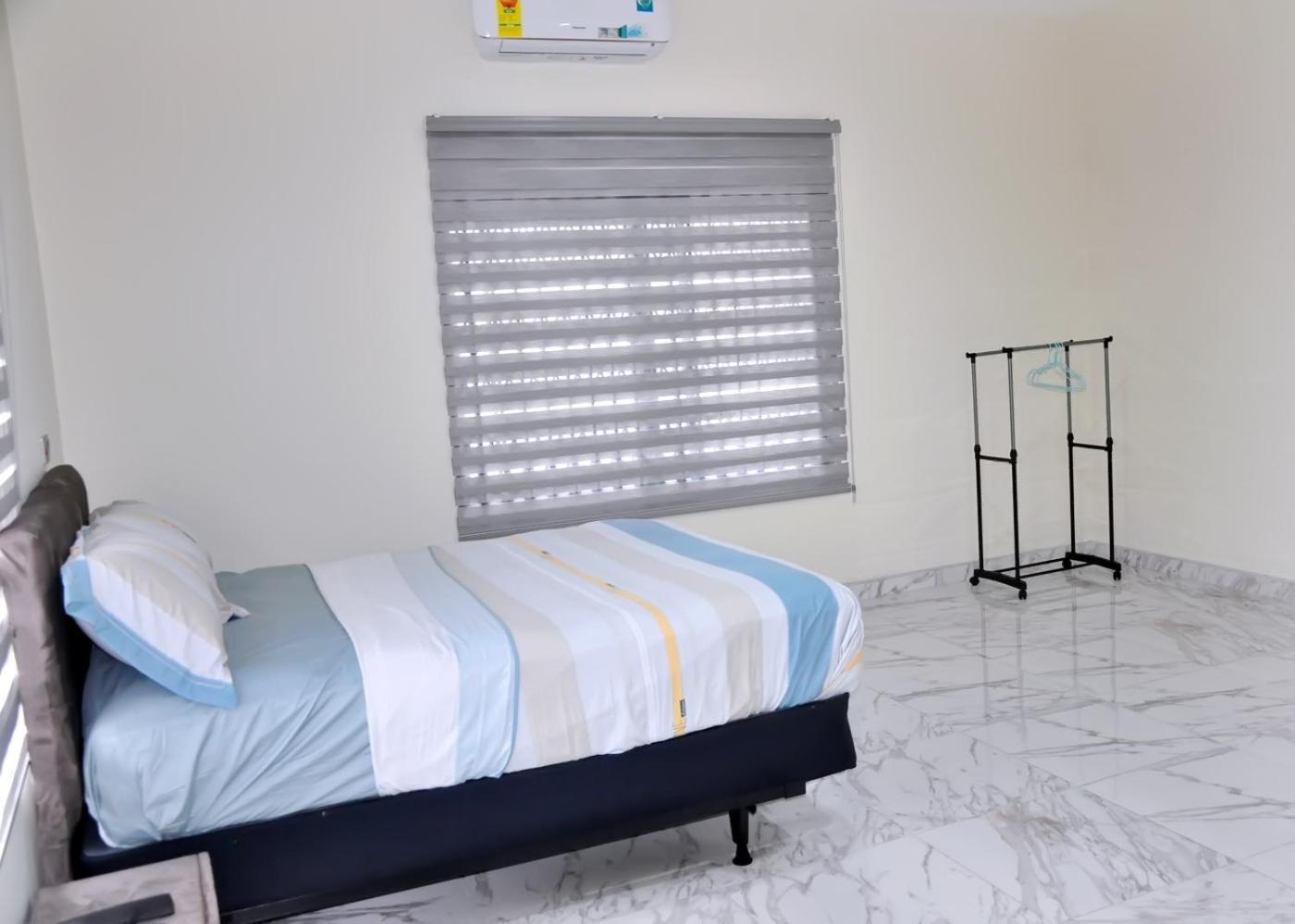 Hotel Queens Place Accra Esterno foto