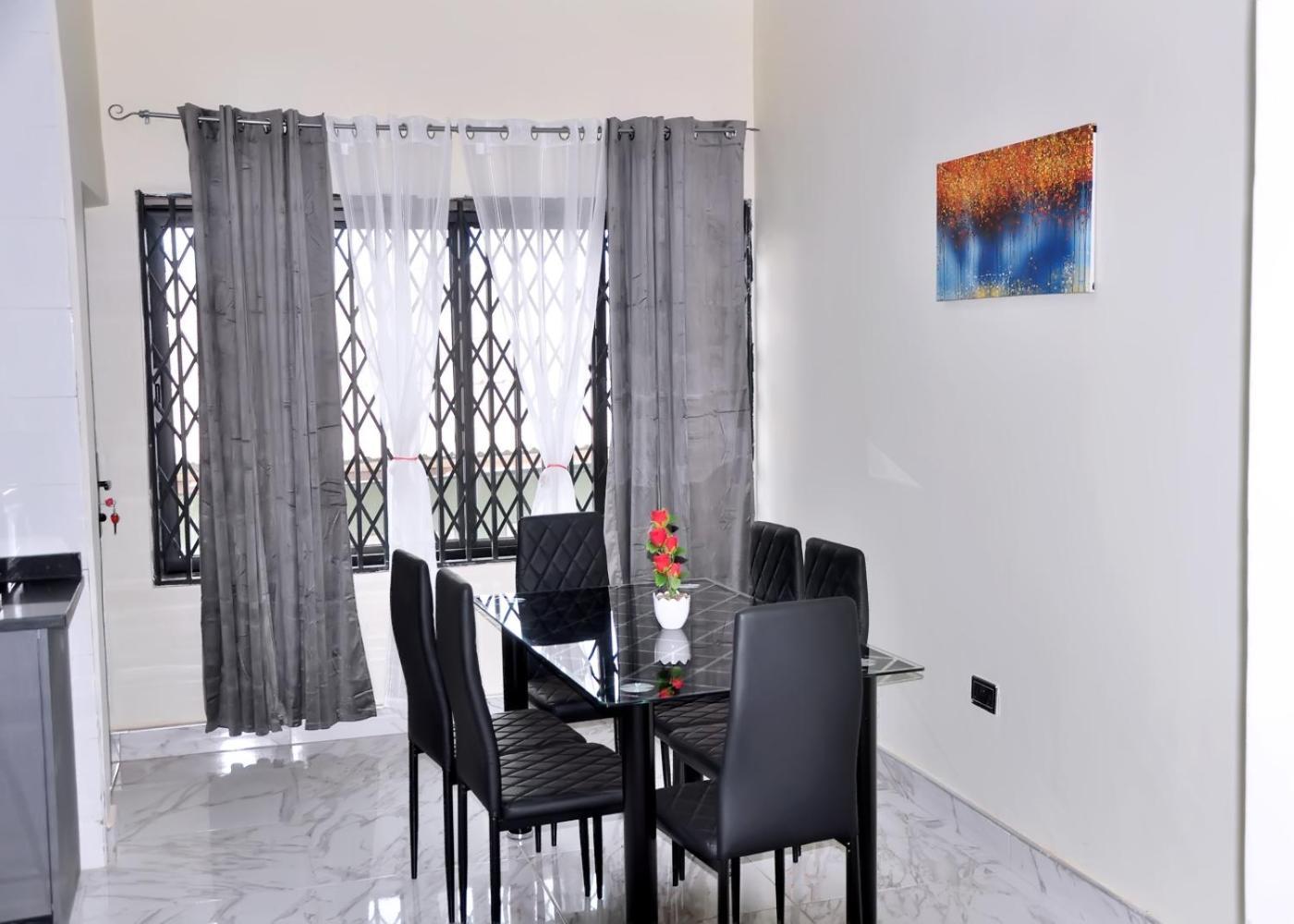 Hotel Queens Place Accra Esterno foto