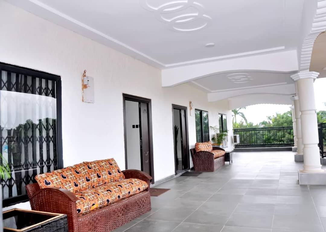 Hotel Queens Place Accra Esterno foto