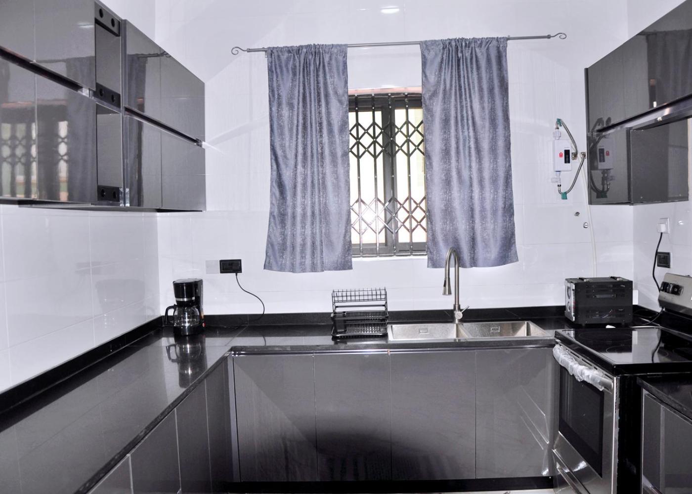 Hotel Queens Place Accra Esterno foto