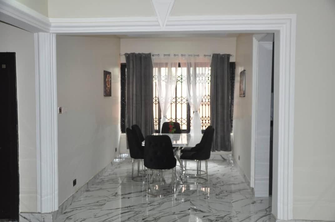 Hotel Queens Place Accra Esterno foto
