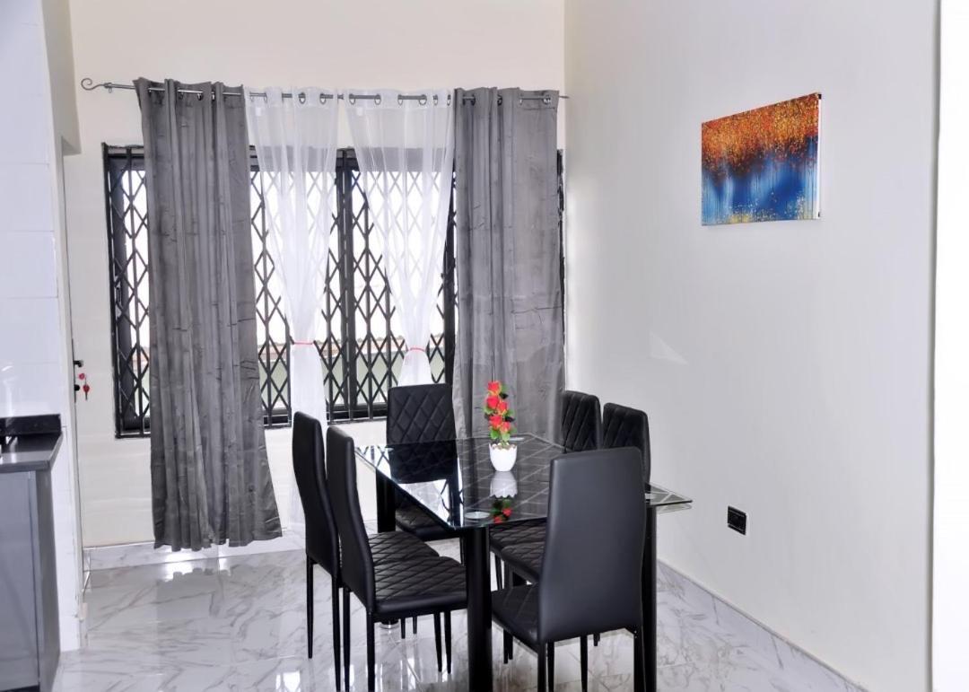 Hotel Queens Place Accra Esterno foto