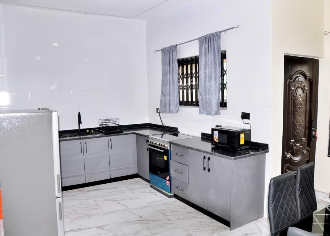 Hotel Queens Place Accra Esterno foto