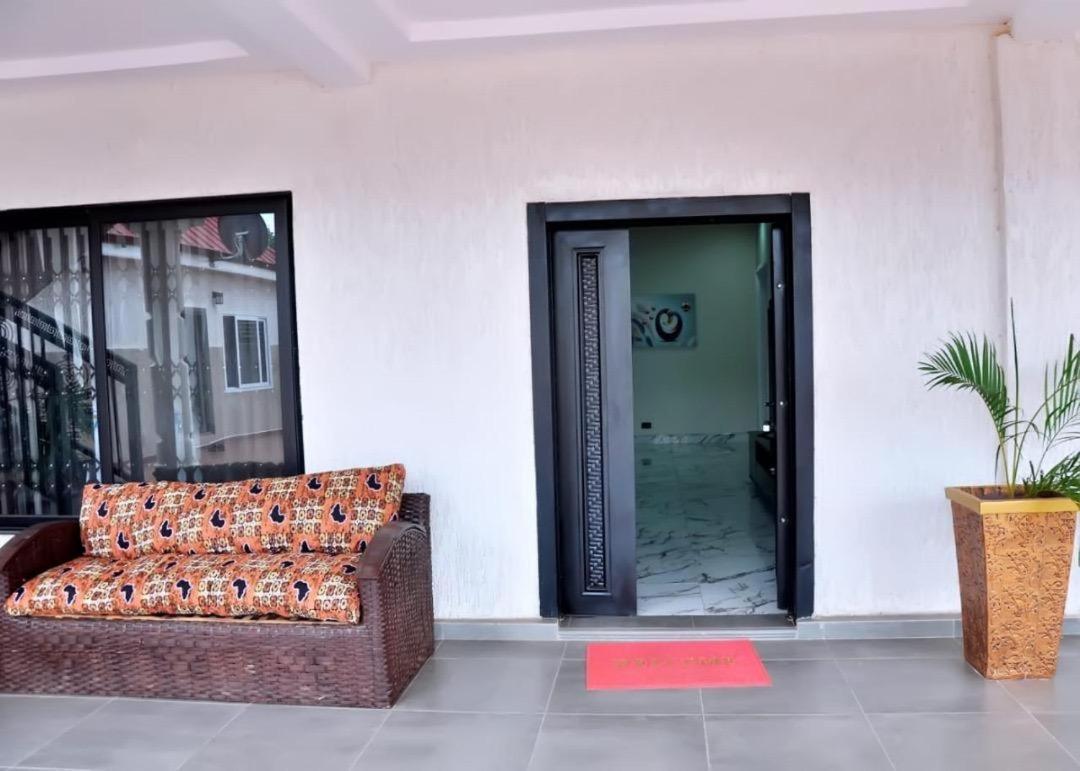 Hotel Queens Place Accra Esterno foto