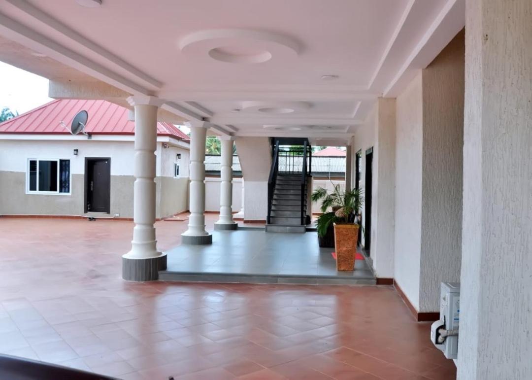 Hotel Queens Place Accra Esterno foto