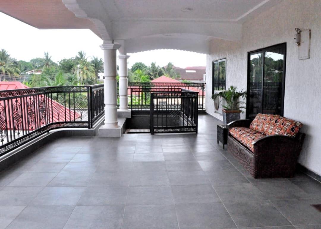 Hotel Queens Place Accra Esterno foto