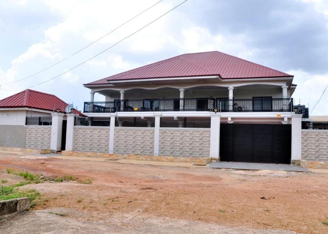 Hotel Queens Place Accra Esterno foto