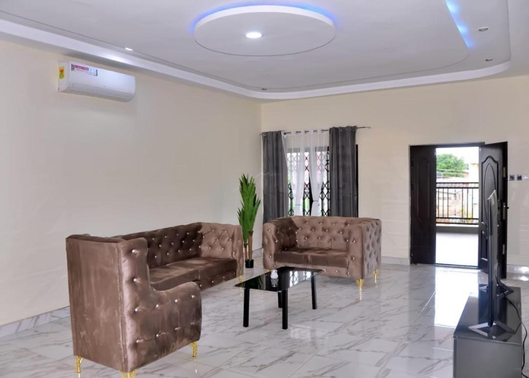 Hotel Queens Place Accra Esterno foto